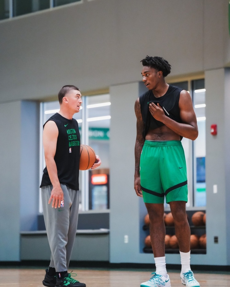 绿军官方晒训练照：普理查德&amp;新援安芬尼-西蒙斯在列